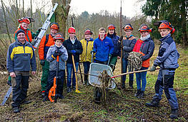 Udo Stangier (links) dankt Friedhelm Scheel (3. von links) für seinen langjährigen Einsatz im Naturschutz und der Arbeitsgemeinschaft für die geleistete Arbeit in Wallenhorst. Foto: Carolin Hlawatsch