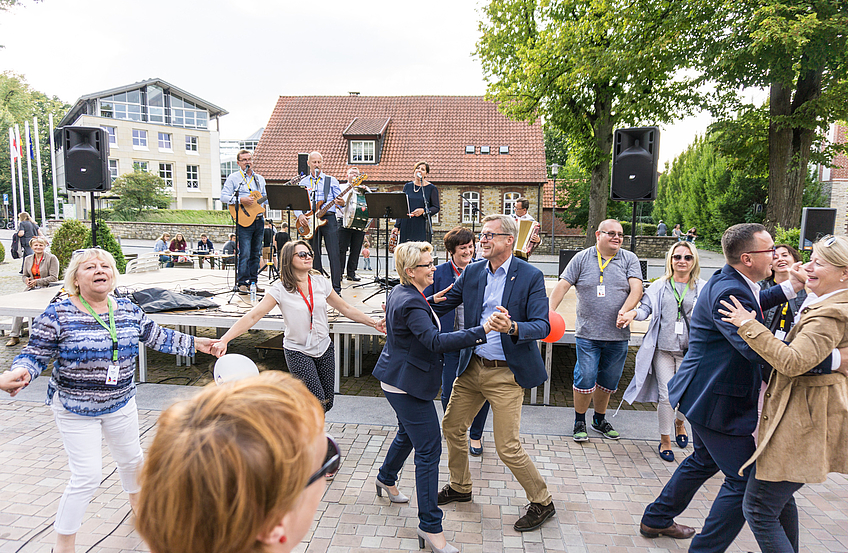 Hand in Hand für Europa: die Gäste des Pfarrfestes tanzen auf dem Kirchplatz zu den Klängen der Kapelle Kosejder – mittendrin statt nur dabei: Irena Derdoń und Otto Steinkamp.