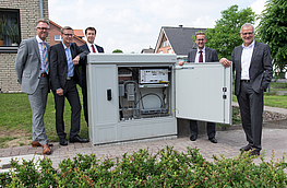 Nehmen den ersten von 42 weiteren Kabelverzweigern mit Vectoringtechnik in Betrieb (von links): Guido Ullmann (osnatel), Bürgermeister Otto Steinkamp, Ingo Lemme (osnatel), Heinz-Werner Hölscher (SWO Netz GmbH) und Manfred Hülsmann (Stadtwerke).
