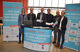 Präsentierten das Konzept am Dienstag (8. November) im Bramscher Rathaus (von links): Katharina Vater (Wirtschaftsagentur Artland), Felix Bücken (Wirtschaftsförderungsgesellschaft Stadt Osnabrück), Ewald Beelmann (Wirtschaftsförderer der Samtgemeinde Bersenbrück), Klaus Sandhaus (Wirtschaftsförderer der Stadt Bramsche), Andreas Lanwert (Allgemeiner Vertreter der Bürgermeisterin der Samtgemeinde Neuenkirchen) und Sandra Schürmann (Fachkräftebüro Landkreis Osnabrück). Foto: Dorit Barz / Stadt Bramsche