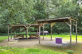 Der Grillplatz im Bürgerpark, hier noch mit Überdachung.
