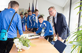 Im Beisein von Bürgermeister Otto Steinkamp (rechts) trugen sich die Spieler des OKS Stomil Olsztyn ins Goldene Buch der Gemeinde Wallenhorst ein.