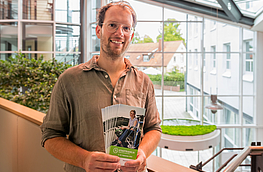 Klimaschutzmanager Stefan Brune mit dem Flyer zum Stadtradeln 2023.