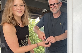 Isabella Markfort und Axel Degen beim Beringen eines jungen Mauerseglers