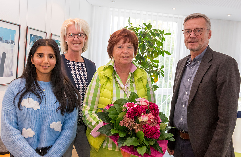 Bürgermeister Otto Steinkamp dankt Roswitha Krimpenfort gemeinsam mit Christina Middendorp und Jasmeen K. Singh vom Familienservicebüro (von rechts).