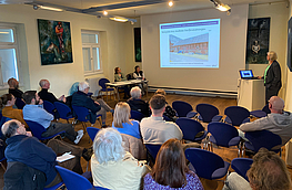 Stephanie Janning, Abteilungsleitung Freiraumplanung IPW, erläutert anhand von Beispielen die Fördermöglichkeiten im Rahmen der Dorfentwicklung.