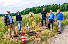 Bürgermeister Otto Steinkamp, Werner Pape (Landesamt Geoinformation Niedersachsen), Christian Meyer (Landesamt Geoinformation Bremen), André Sieland und Dr. Jens Riecken (von links) an der Messstelle in Wallenhorst.