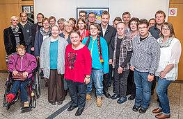 Stolz präsentiert die Künstlergruppe ihre insgesamt 20 Werke im Foyer des Wallenhorster Rathauses, hier mit Margret Terglane (links) von der Gemeindeverwaltung, Bürgermeister Otto Steinkamp (Mitte) und HHO-Geschäftsführer Heiner Böckmann (6. von rechts).