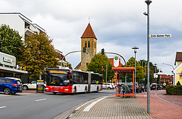 Hollager Straße mit Kirche St. Josef im Hintergrund