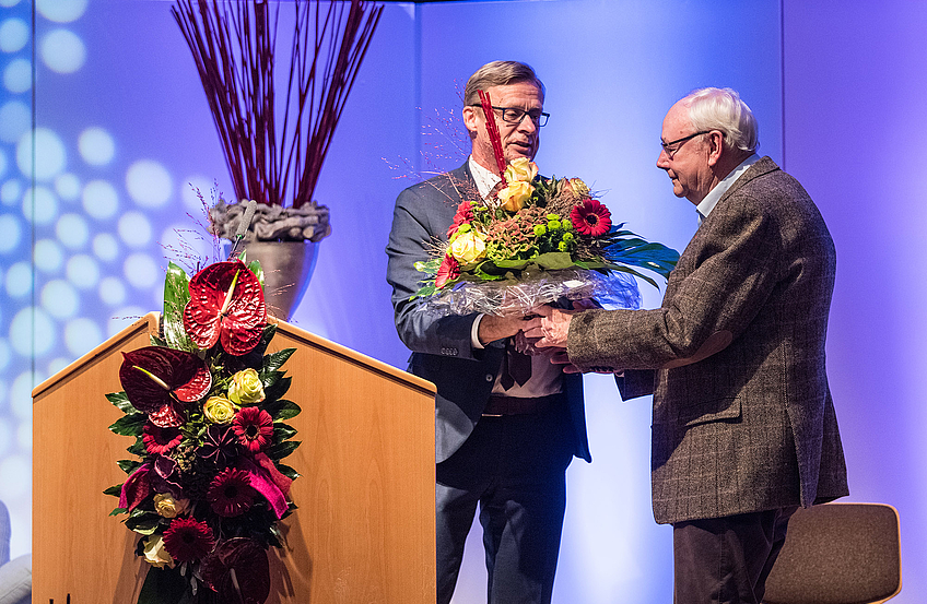 Abschied aus der Jury nach 17 Jahren: Bürgermeister Otto Steinkamp dankt Karl-Heinz Voerste (rechts) für sein ehrenamtliches Engagement.