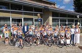 Die Radsportler des GKK Stawiguda mit Bürgermeister Otto Steinkamp vor dem Wallenhorster Rathaus.