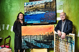Thomas Jankowski (links) und Michael Stange präsentieren gemeinsame Werke: farblich neu interpretierte Stadt- und Landschaftsfotografien auf Leinwand. Foto: André Bodin