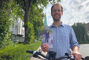 Wallenhorsts Klimaschutzmanager Stefan Sprenger lädt zum Stadtradeln ein. Ein Flyer, der an alle Haushalte verteilt wird und hier zum Download bereit steht, informiert über die Details der Aktion. 