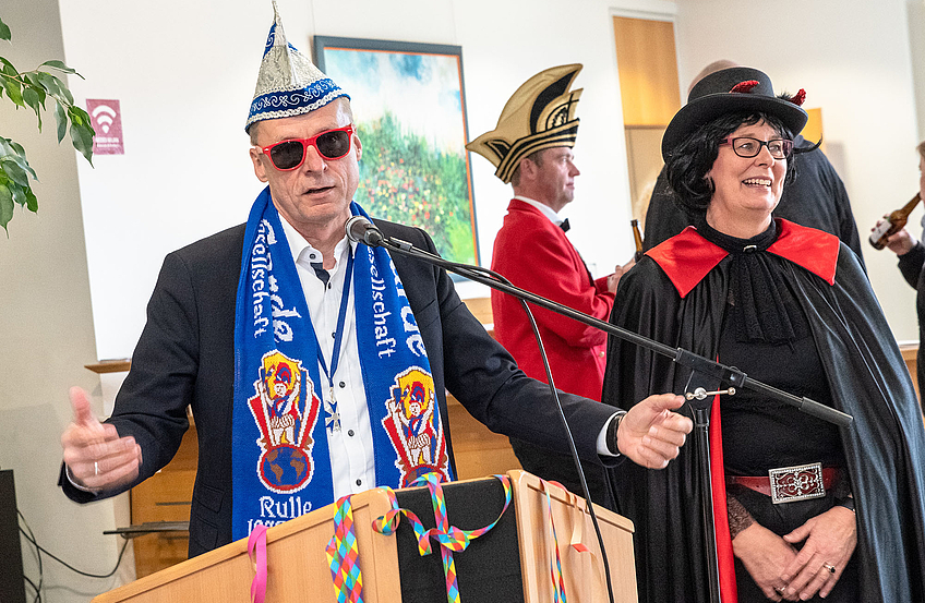 Mit blauem statt rot-weißem Schal: Bürgermeister Otto Steinkamp erwartet die Rathausschlüssel der närrischen Regenten.