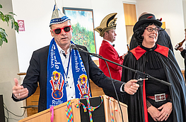 Mit blauem statt rot-weißem Schal: Bürgermeister Otto Steinkamp erwartet die Rathausschlüssel der närrischen Regenten.