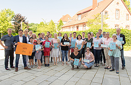 Die Auszeichnungen in Form von Urkunden überreichten Klimaschutzmanager Stefan Sprenger und Wallenhorsts stellvertretender Bürgermeister André Schwegmann an die Schulen und Kindergärten.