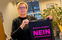 Kornelia Böert zeigt die mit dem Motto „Gewalt ist untragbar!“ bedruckte Tasche.