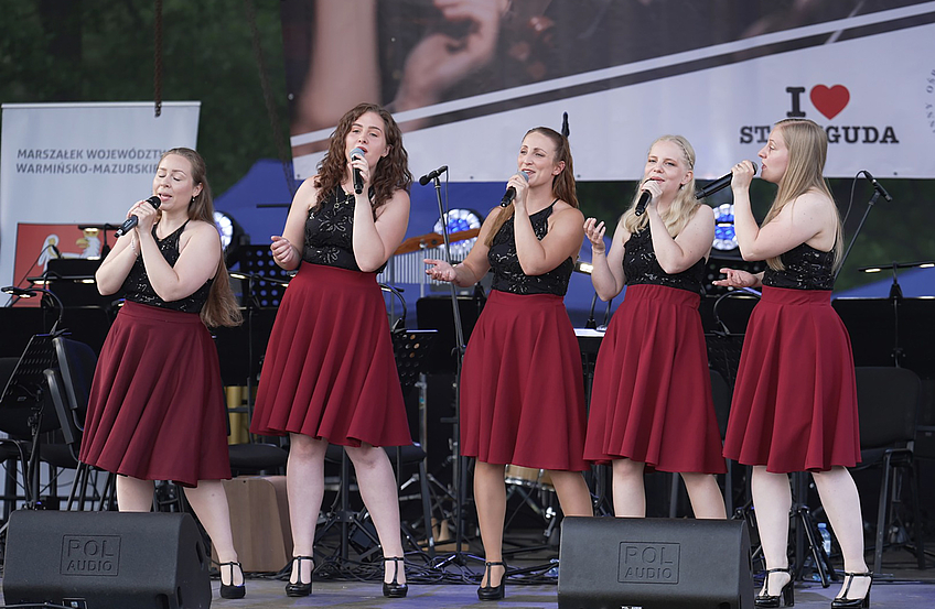 Die Nightingales singen auf der Bühne des „Feelharmonie am See“-Festivals in Stawiguda.