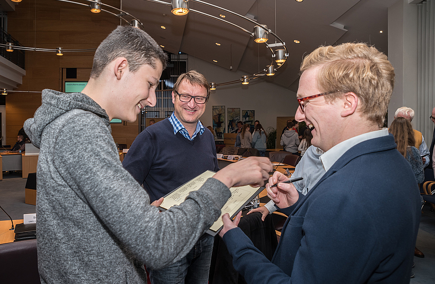 Spaß beim „Politiker-Bingo“ hatten Justin Tippner und die Ratsherren Dirk Hagen und Michael Lührmann (von links).