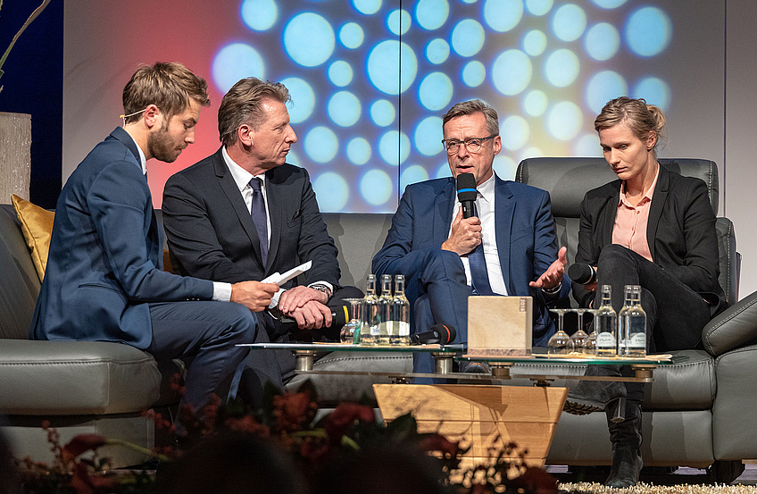 Im Gespräch (von links): Sven Lake, Ludger Abeln, Otto Steinkamp und Britta Heidemann.
