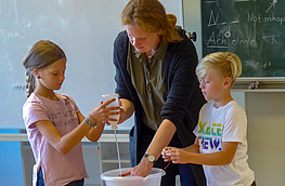 Franzis Brüse erläutert den Kindern anhand von kleinen Experimenten das Thema Energie von der Erzeugung bis zur Einsparung. Foto: Silke Schrempel / St.-Bernhard-Schule Rulle
