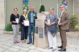 Hand in Hand arbeiten die Seniorenhelfer auch mit der Gemeinde Wallenhorst zusammen: Kornelia Böert (Beauftragte für Frauen, Familien und Senioren), Marlen Beyer (Vorsitzende Seniorenbeirat) Berthold Stolte („Hand in Hand“), Laure Meierrose (Seniorenbeirat) und Bürgermeister Otto Steinkamp (von links).