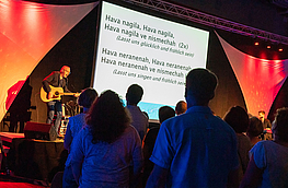 „Lasst uns singen und fröhlich sein“ – die Zeile aus „Hava nagila“ stellt quasi das Motto des Rudelsingens dar.