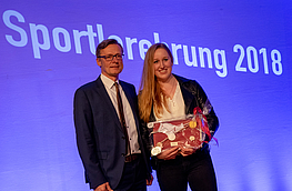 Reitsportlerin Lena Böning mit Bürgermeister Otto Steinkamp.
