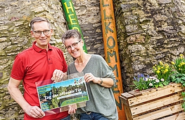 Andreas und Anke Thünker mit dem Flyer zum Tag der offenen Tür.