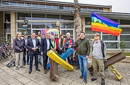 Bürgermeister Otto Steinkamp (Mitte) mit den Mitgliedern der Friedensinitiative sowie den Ratsmitgliedern Guido Pott und Alexander Strehl vor dem Rathaus.