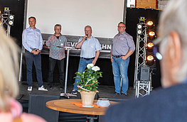 Holger Henzel (Hörnschemeyer Dächer), Marketingvereinsvorsitzender Hans-Jürgen Klumpe, Hermann Große-Marke (Osnabrücker Tafel) und Stefan Ast (Hörnschemeyer Dächer) auf der Bühne.