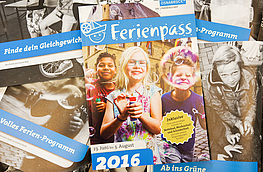 Volles Programm: auf den knapp 150 Seiten des Programmheftes finden sich vielfältige Angebote zur Feriengestaltung.