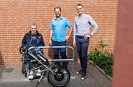 Uwe Daniek, Stefan Brune und Stefan Schmidt am barrierefreien Fahrradstellplatz der Realschule Wallenhorst.