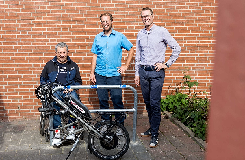 Uwe Daniek, Stefan Brune und Stefan Schmidt am barrierefreien Fahrradstellplatz der Realschule Wallenhorst.