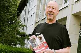 Ralf Bergander von der Polizei Bramsche stellt das Faltblatt zum Einbruchschutz vor.
