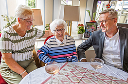 Bürgermeister Otto Steinkamp gratuliert Elisabeth Fischer im Beisein ihrer Tochter Ingrid Knabke zum 106. Geburtstag.