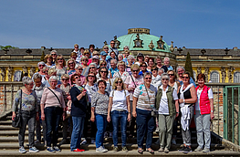 Ein Besuch im Park Sanssouci bildete die letzte Station der Frauenfahrt für die 54 Teilnehmerinnen und Reiseleiter Peter Goryszewski. Foto: Marlene Linster-Hoffmann