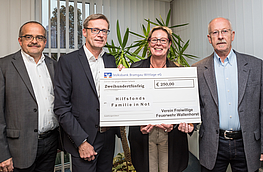 Die Vorstandsmitglieder des Feuerwehrvereins Gregor Remme (links) und Heinrich Dorenkamp (rechts) überreichen einen Spendenscheck zugunsten der unbürokratischen Hilfe „Familie in Not“. Bürgermeister Otto Steinkamp und Kornelia Böert freuen sich.