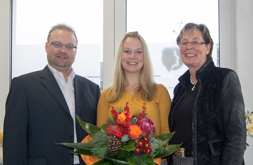 Für die Logopädin Carolin Balkau (Mitte) ließen Frank Jansing und Kornelia Böert anlässlich ihres Besuches auch Blumen sprechen.