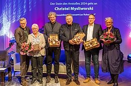 Preisträgerin Christel Mysliworski (2. von links) mit Bürgermeister Otto Steinkamp, Wilhelm Loth, Ludger Abeln, Sebastian Hollermann und Greta Silver.