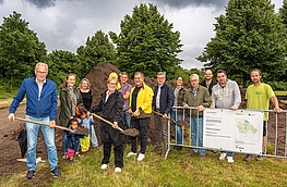 Erster Spatenstich für den Naturerlebnisraum an der Hofstelle Duling.