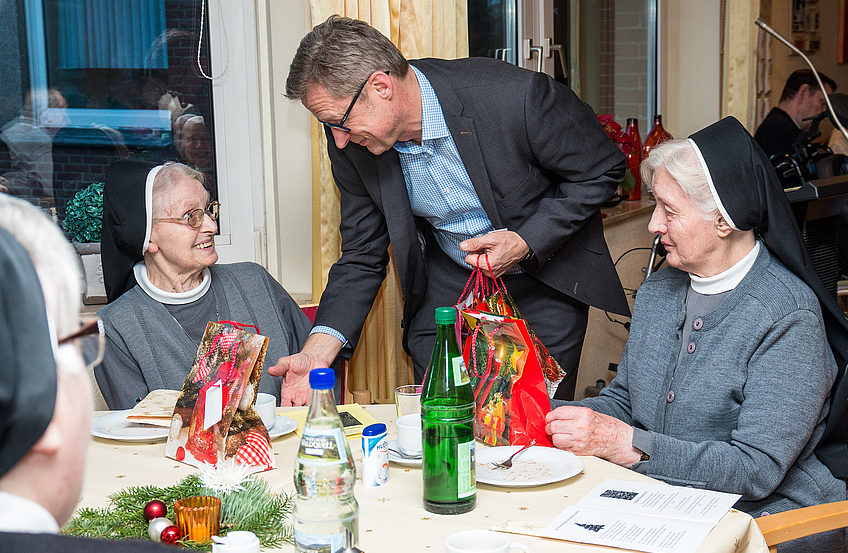 Frohe Weihnachten wünschte Bürgermeister Otto Steinkamp den Bewohnerinnen und Bewohnern der Wallenhorster Altenpflegeheime und überreichte ihnen ein kleines Präsent.