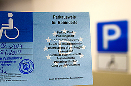 Ausschließlich mit einem solchen blauen Parkausweis dürfen die Behindertenparkplätze genutzt werden.