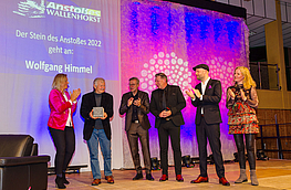 Preisträger Wolfgang Himmel (2. von links) mit dem „Stein des Anstoßes“. Gabi Münch, Bürgermeister Otto Steinkamp, Ludger Abeln, Nils-Arne Kässens und Helga Reichert (von links) gratulieren.