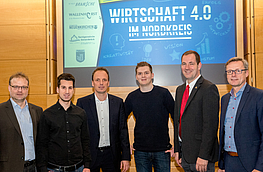Einen Einblick in virtuelle Welten gaben (von links): Wirtschaftsförderer Frank Jansing, Ricardo R. Gameiro, Dr. Daniel Kipp, Fabian Schlarmann, Bürgermeister Benno Trütken (Samtgemeinde Fürstenau) und Bürgermeister Otto Steinkamp.