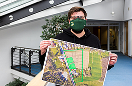 Martin Wendland mit dem Grundstücksplan