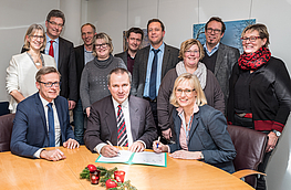 Die Schulleitungen und Projektpartner unterzeichnen die Kooperationsvereinbarung zum Schulnetzwerk Mathematik.