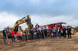Baustart für das Ruller Feuerwehrhaus: Zum ersten Spatenstich versammeln sich die Verantwortlichen von Feuerwehr, Politik und Verwaltung sowie Planungsbüros und Bauunternehmen.