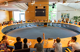 Die Schülerinnen und Schüler diskutieren im Ratssaal den Verkauf ihres Schulhofes.