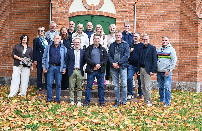 Die Wallenhorster Delegation vor der als Kulturraum genutzten ehemaligen evangelischen Kapelle in Stawiguda.